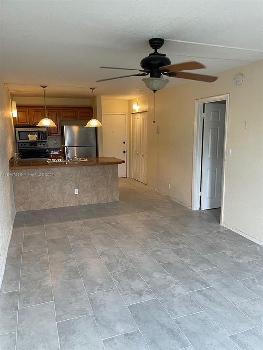 Active With Contract: $1,490 (1 beds, 1 baths, 619 Square Feet)