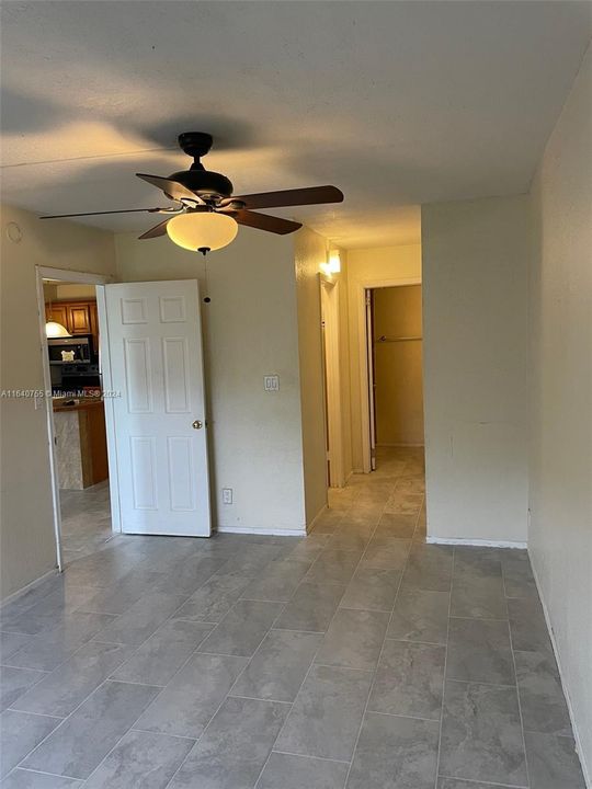 Active With Contract: $1,490 (1 beds, 1 baths, 619 Square Feet)