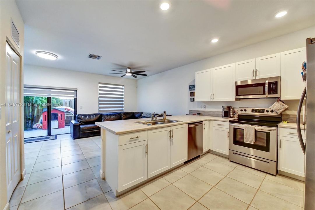 Active With Contract: $459,500 (3 beds, 2 baths, 1403 Square Feet)