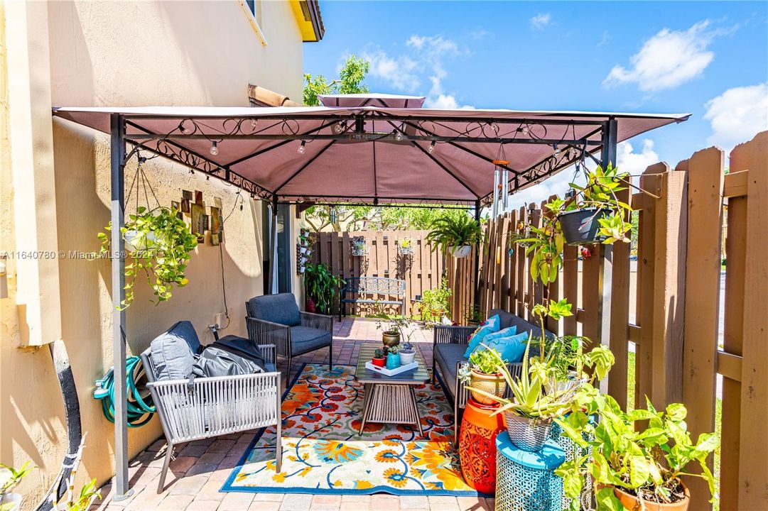 Active With Contract: $2,600 (3 beds, 2 baths, 1523 Square Feet)