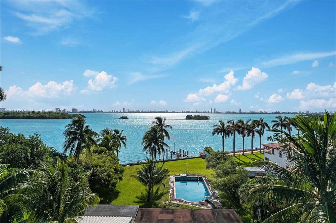 For Sale: $11,500,000 (4 beds, 2 baths, 2389 Square Feet)