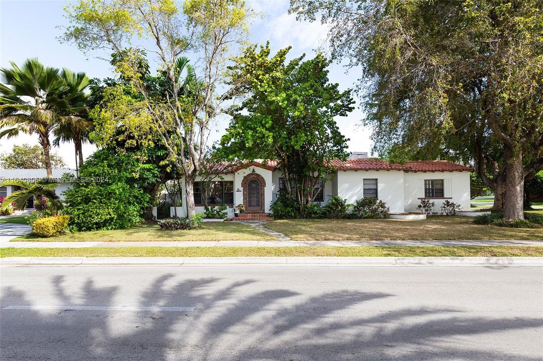 For Sale: $2,299,999 (4 beds, 3 baths, 2866 Square Feet)