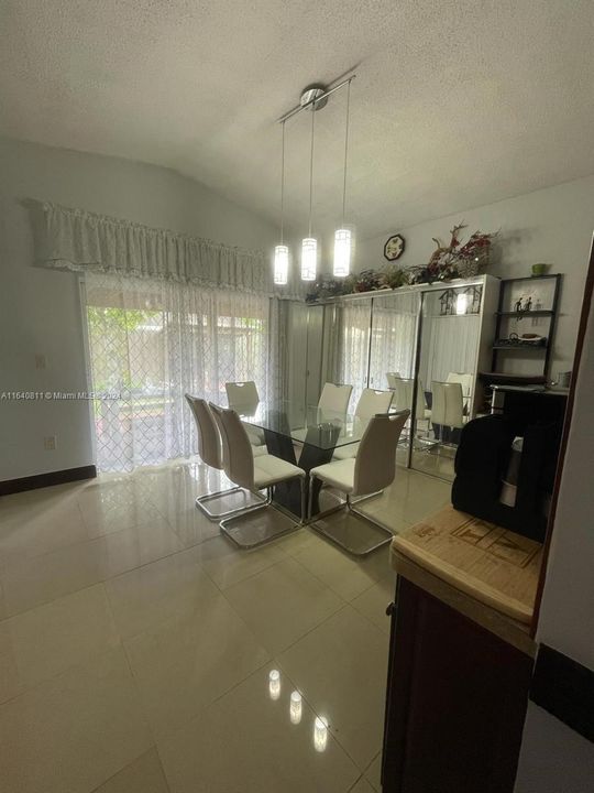 Vendido Recientemente: $540,000 (3 camas, 2 baños, 1368 Pies cuadrados)