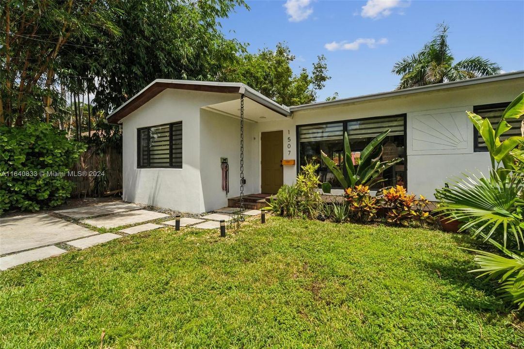 Active With Contract: $3,900 (3 beds, 2 baths, 1280 Square Feet)