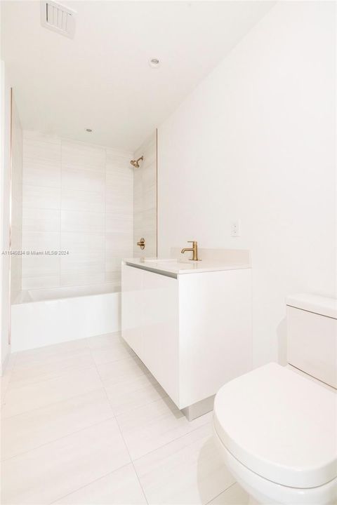 For Sale: $2,100,000 (2 beds, 2 baths, 981 Square Feet)