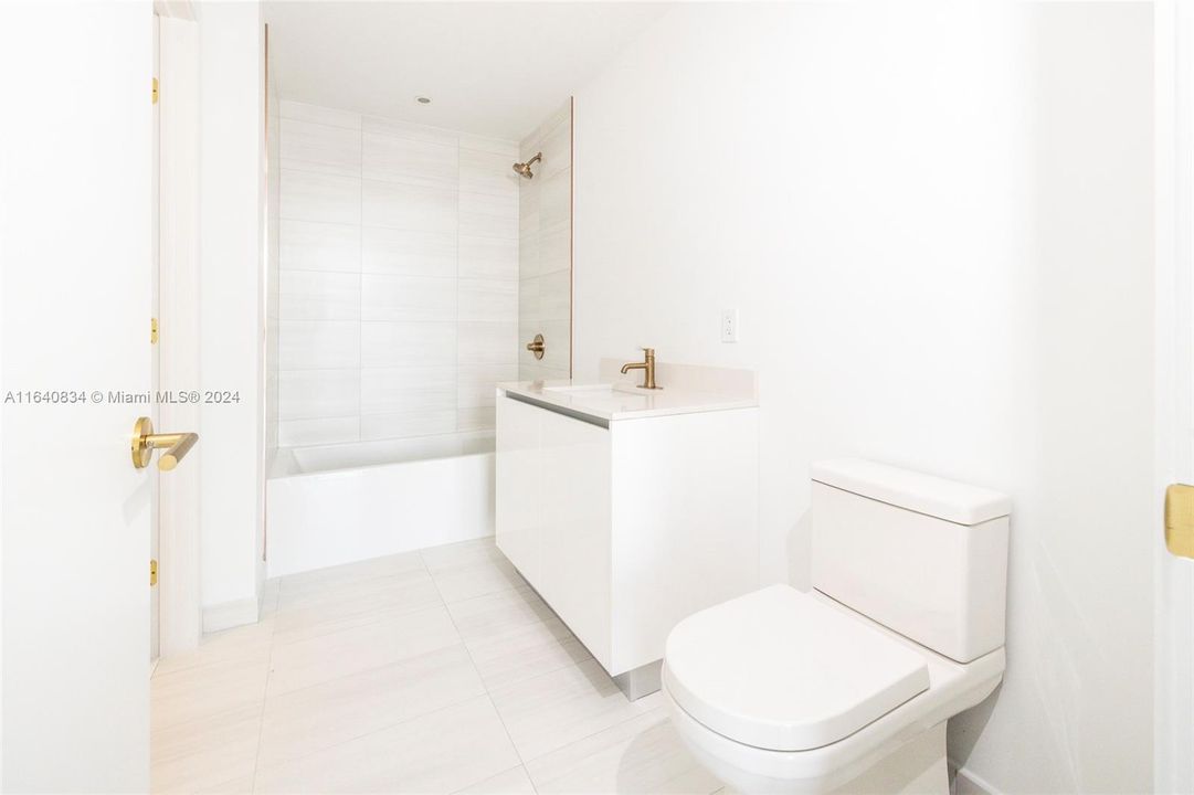 For Sale: $2,100,000 (2 beds, 2 baths, 981 Square Feet)