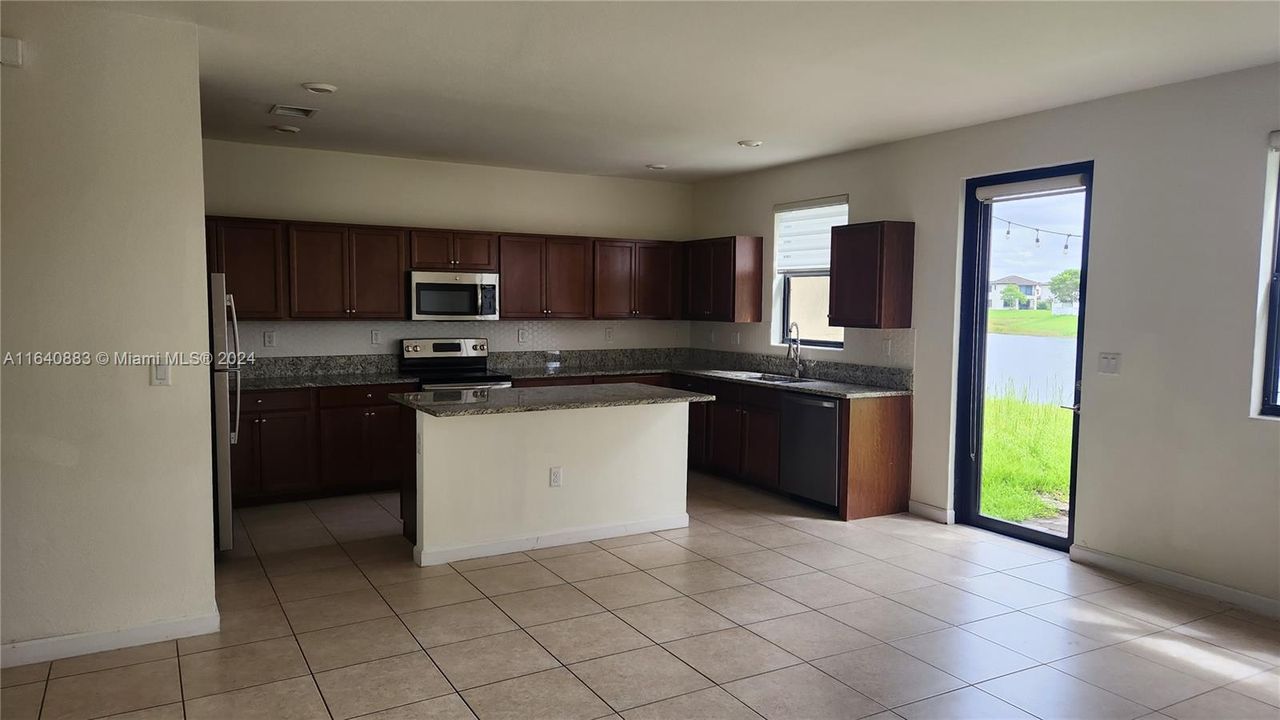 Recently Rented: $3,600 (4 beds, 2 baths, 3520 Square Feet)