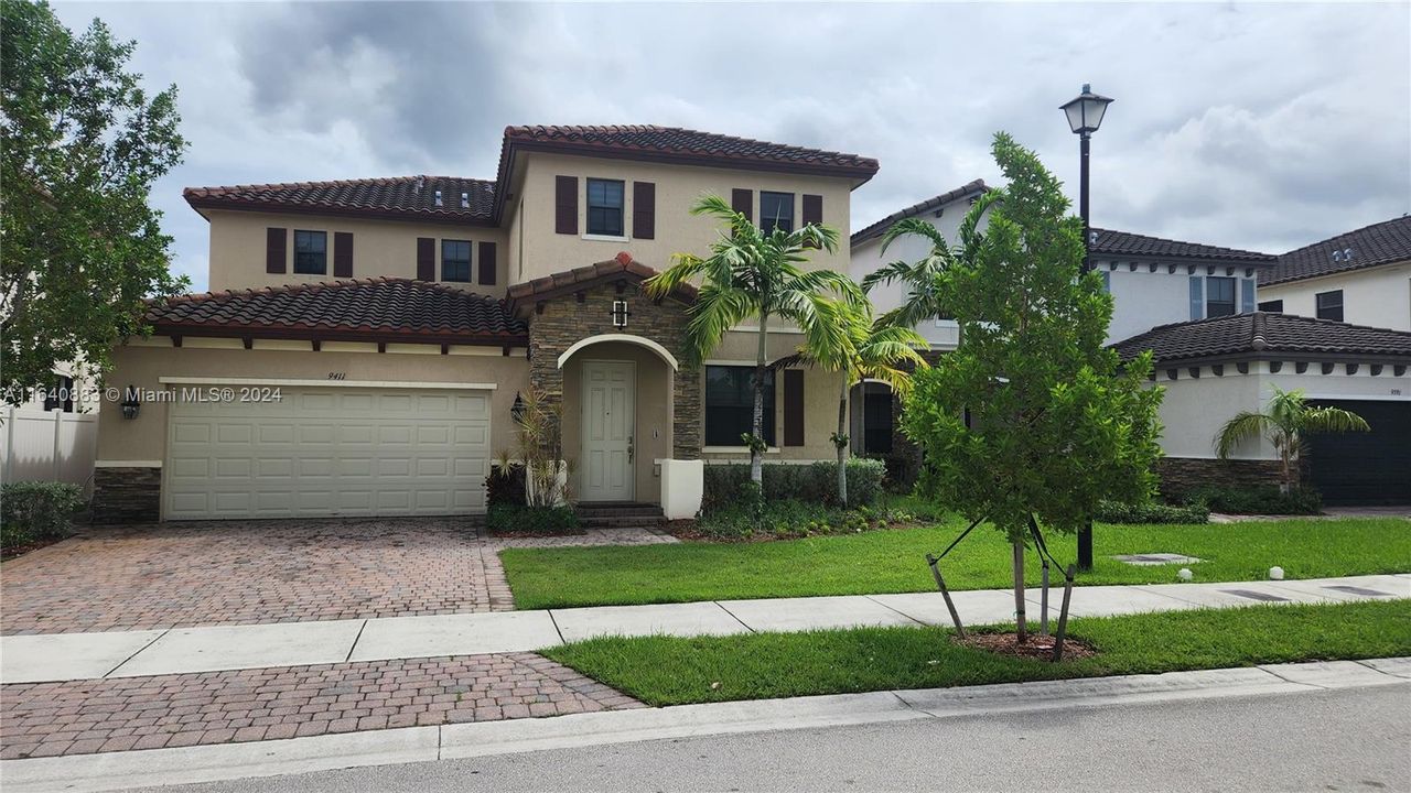 Recently Rented: $3,600 (4 beds, 2 baths, 3520 Square Feet)