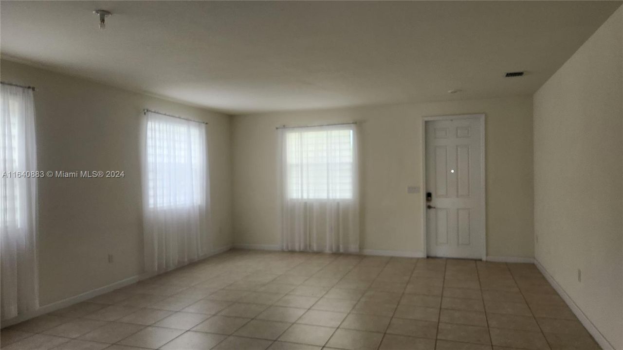 Recently Rented: $3,600 (4 beds, 2 baths, 3520 Square Feet)