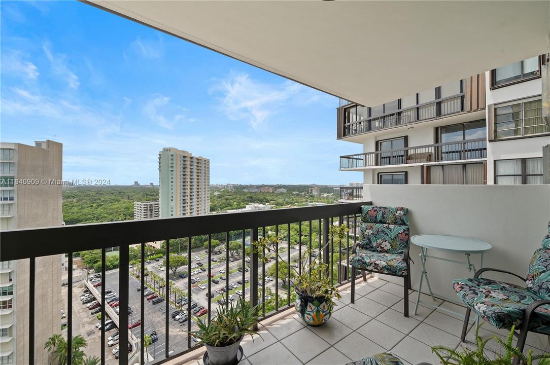 For Sale: $449,997 (1 beds, 2 baths, 930 Square Feet)