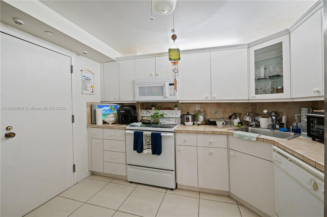 For Sale: $449,997 (1 beds, 2 baths, 930 Square Feet)