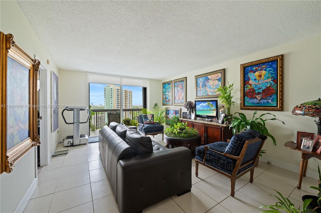 For Sale: $449,997 (1 beds, 2 baths, 930 Square Feet)