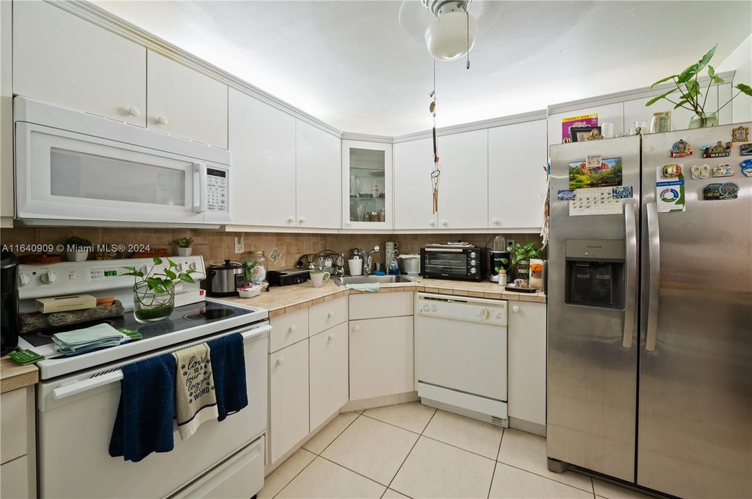 For Sale: $449,997 (1 beds, 2 baths, 930 Square Feet)