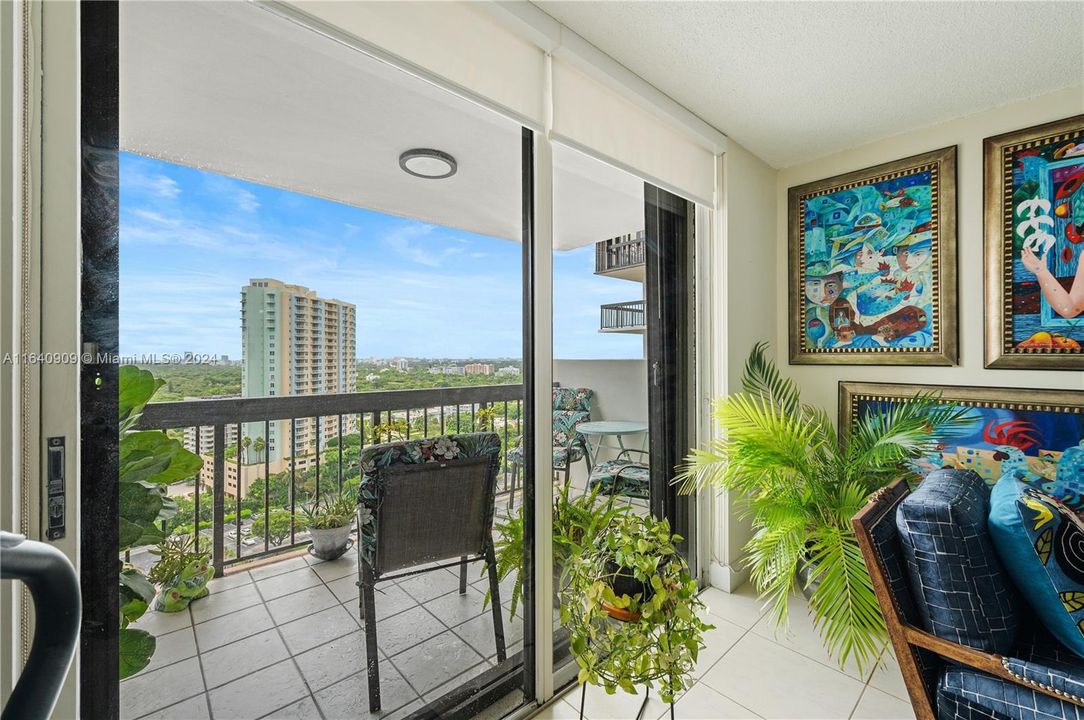 For Sale: $449,997 (1 beds, 2 baths, 930 Square Feet)