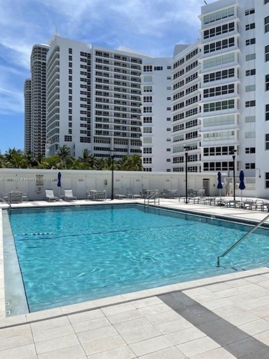 Active With Contract: $2,600 (1 beds, 1 baths, 922 Square Feet)