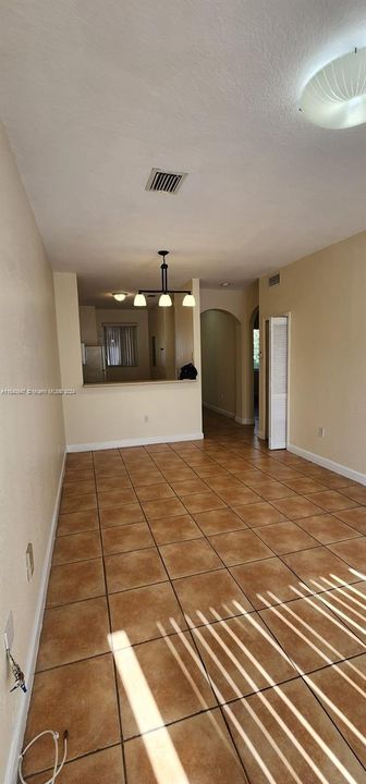 Active With Contract: $2,000 (2 beds, 2 baths, 894 Square Feet)