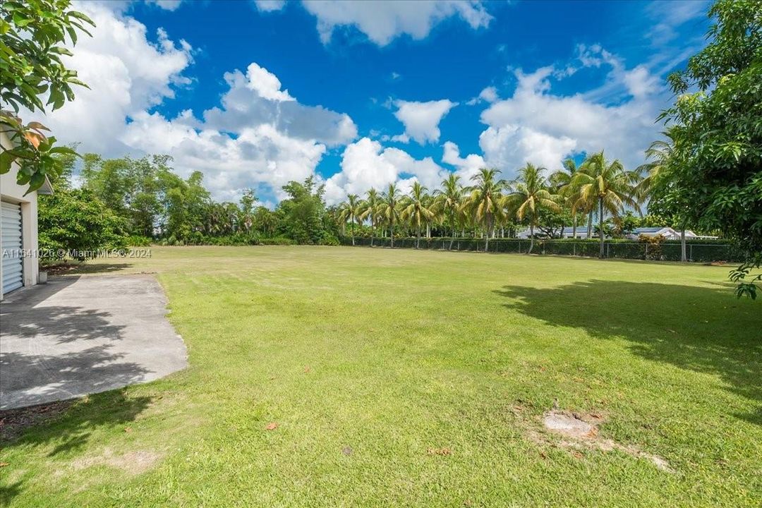 На продажу: $425,000 (0.77 acres)