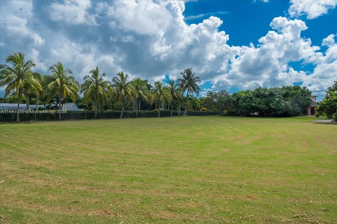 На продажу: $425,000 (0.77 acres)