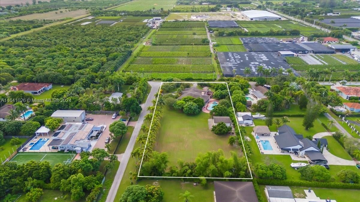 На продажу: $425,000 (0.77 acres)