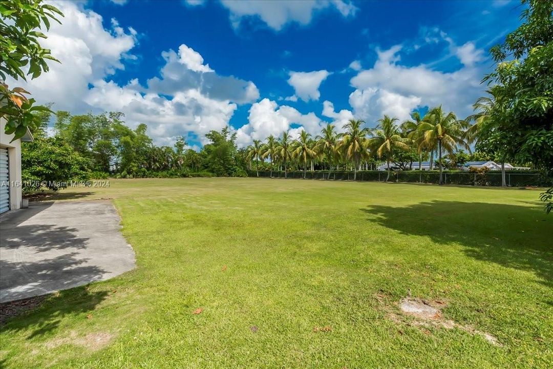 На продажу: $425,000 (0.77 acres)