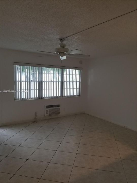 For Sale: $89,900 (1 beds, 1 baths, 585 Square Feet)