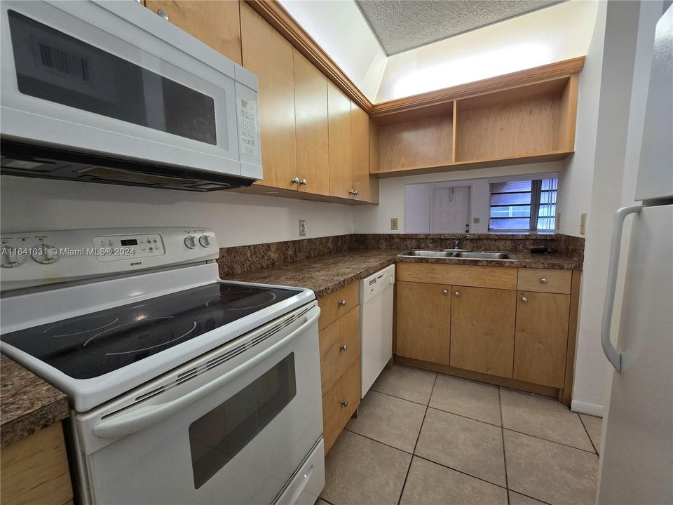 Active With Contract: $1,800 (2 beds, 2 baths, 768 Square Feet)