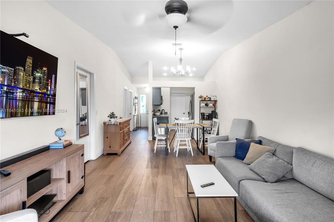 Active With Contract: $345,000 (2 beds, 1 baths, 867 Square Feet)