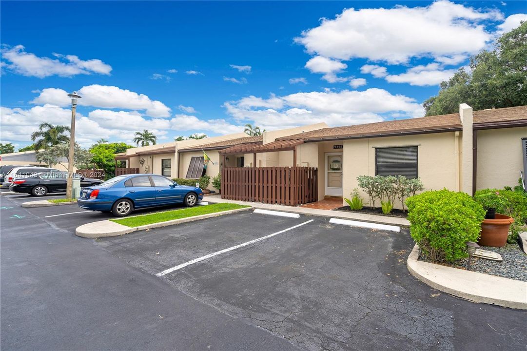 Active With Contract: $345,000 (2 beds, 1 baths, 867 Square Feet)