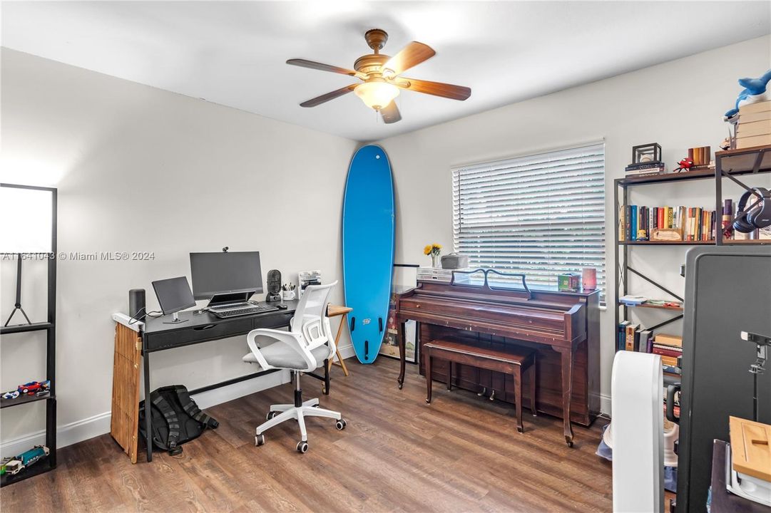 Active With Contract: $345,000 (2 beds, 1 baths, 867 Square Feet)