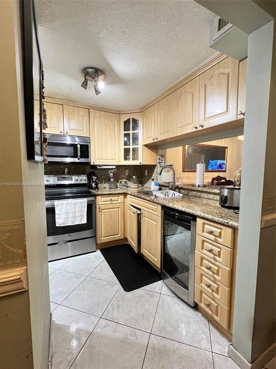 最近售出: $285,000 (2 贝兹, 2 浴室, 958 平方英尺)