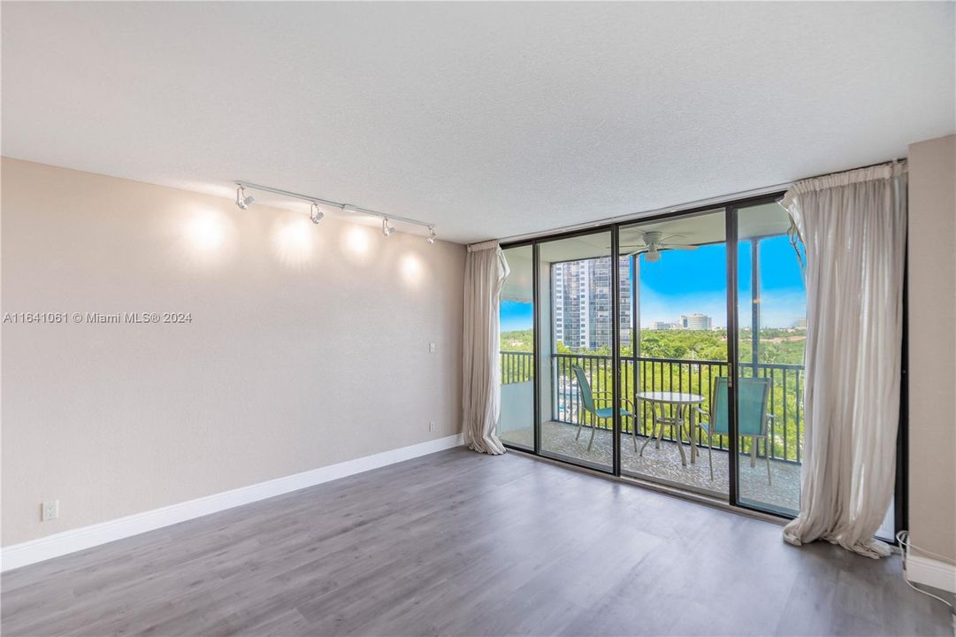 Active With Contract: $200,000 (1 beds, 1 baths, 741 Square Feet)