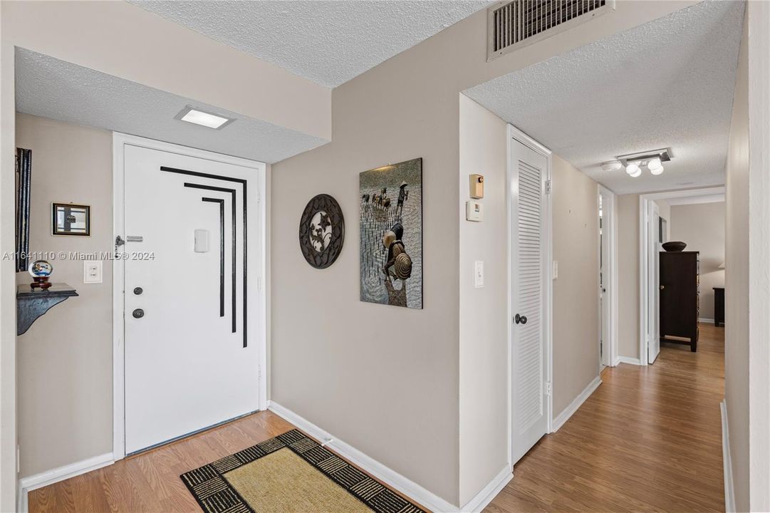 Active With Contract: $349,000 (2 beds, 2 baths, 1176 Square Feet)