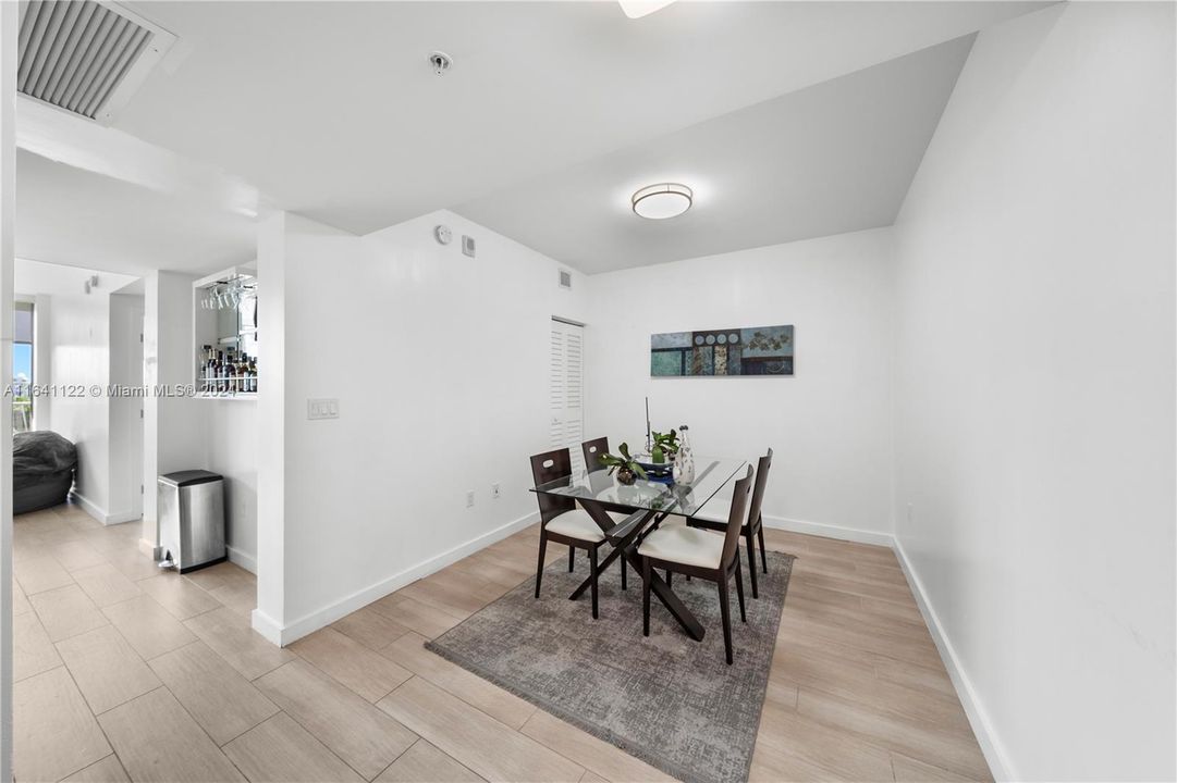 For Sale: $697,500 (2 beds, 2 baths, 1017 Square Feet)