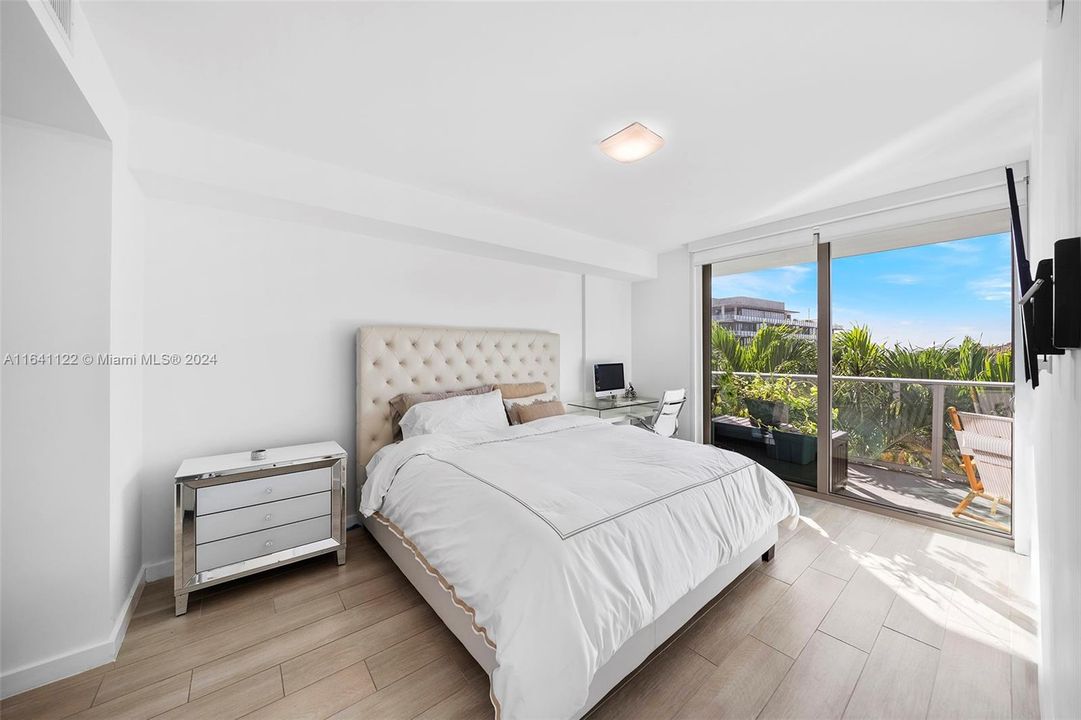 For Sale: $697,500 (2 beds, 2 baths, 1017 Square Feet)