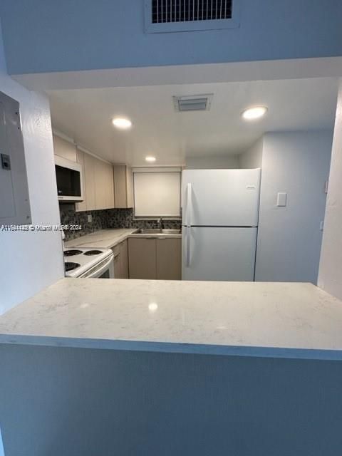 For Rent: $2,300 (2 beds, 1 baths, 900 Square Feet)