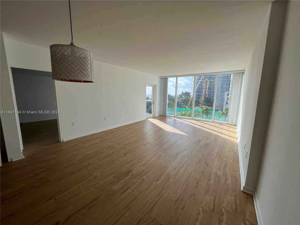 For Sale: $785,000 (1 beds, 1 baths, 896 Square Feet)