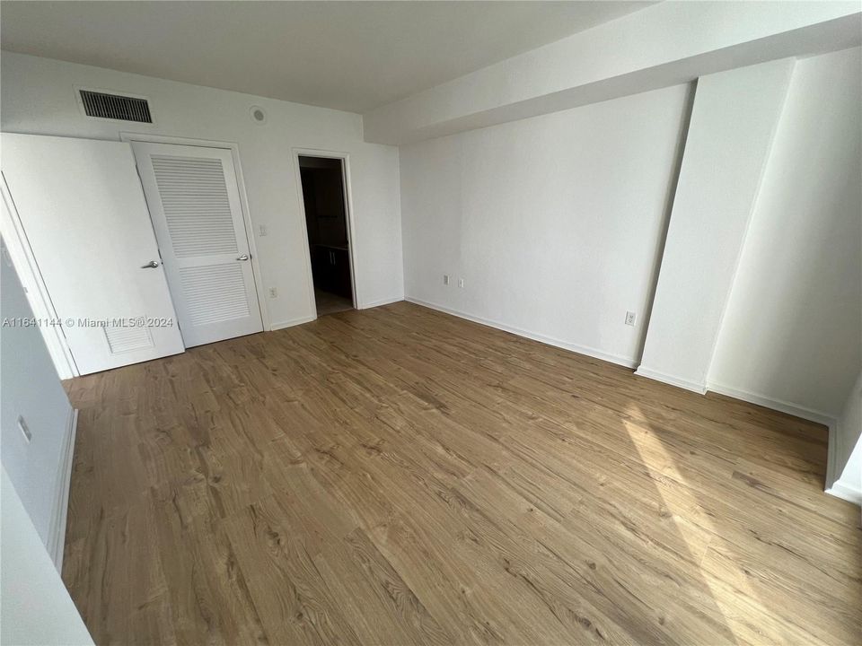 For Sale: $785,000 (1 beds, 1 baths, 896 Square Feet)