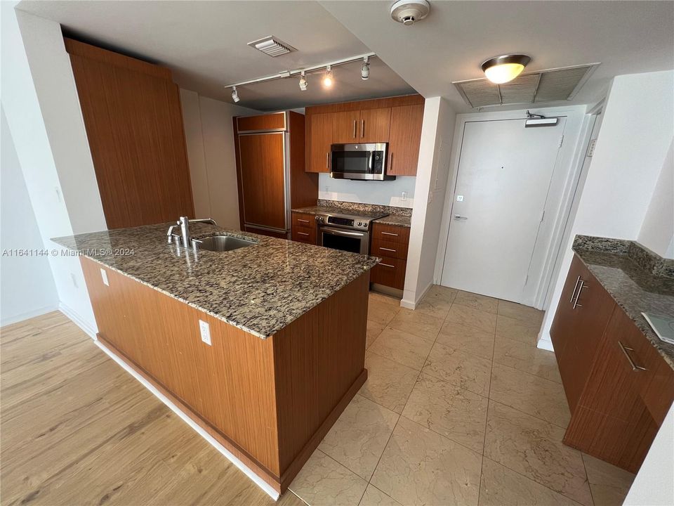 For Sale: $785,000 (1 beds, 1 baths, 896 Square Feet)