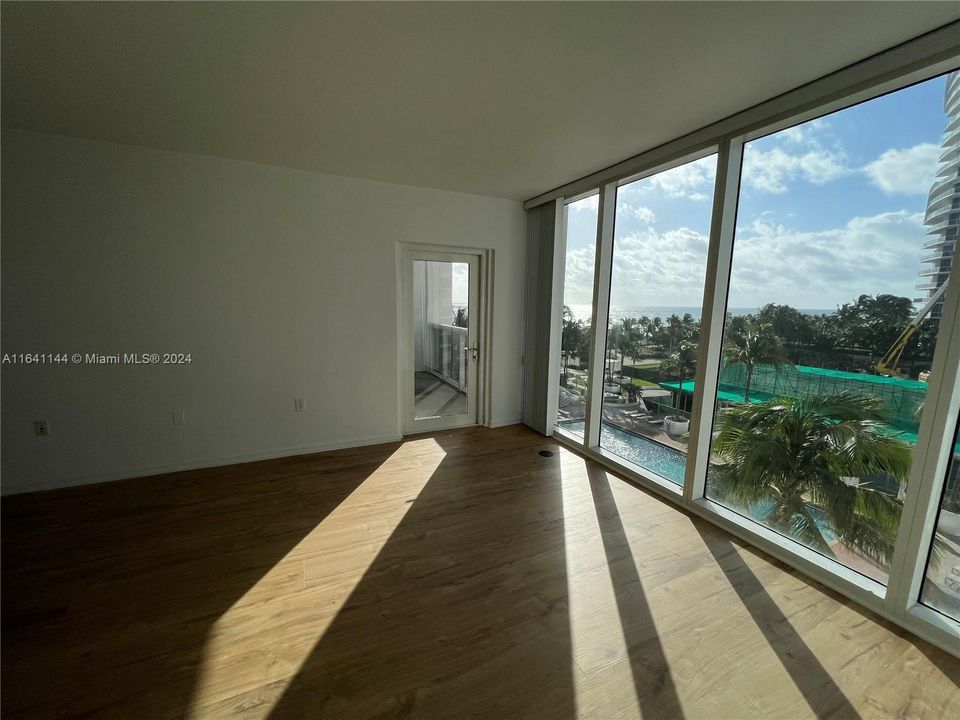 For Sale: $785,000 (1 beds, 1 baths, 896 Square Feet)