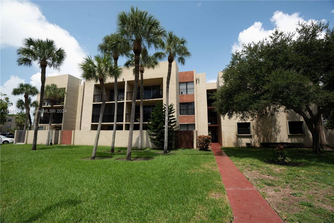 Active With Contract: $2,100 (2 beds, 2 baths, 927 Square Feet)