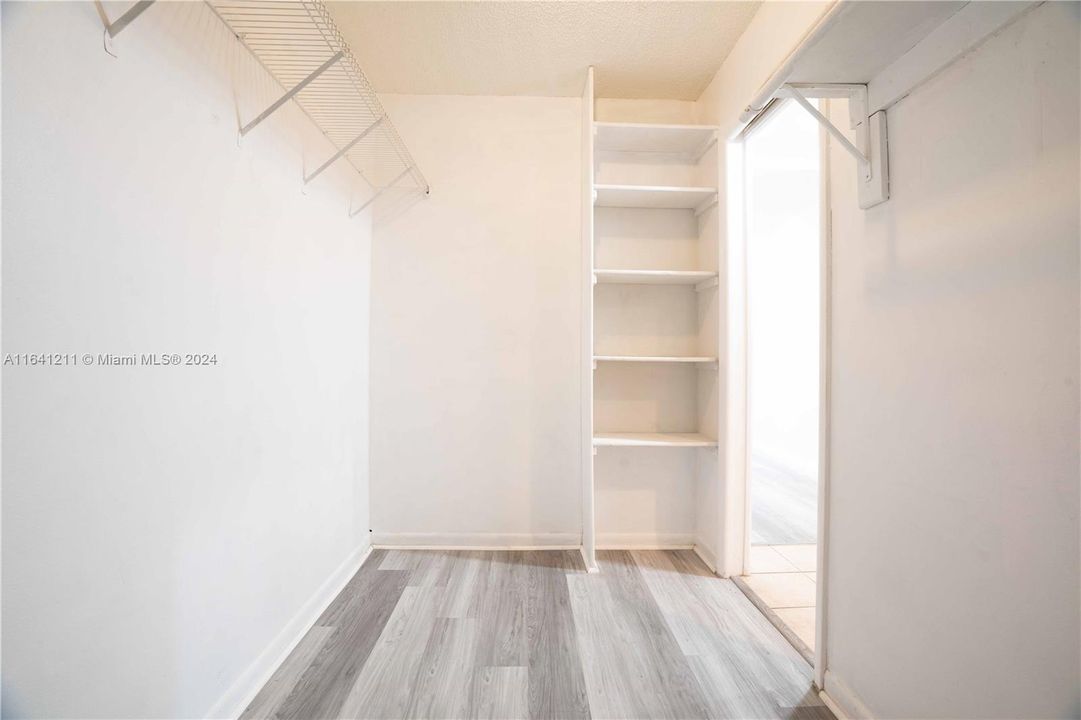 Active With Contract: $2,100 (2 beds, 2 baths, 927 Square Feet)