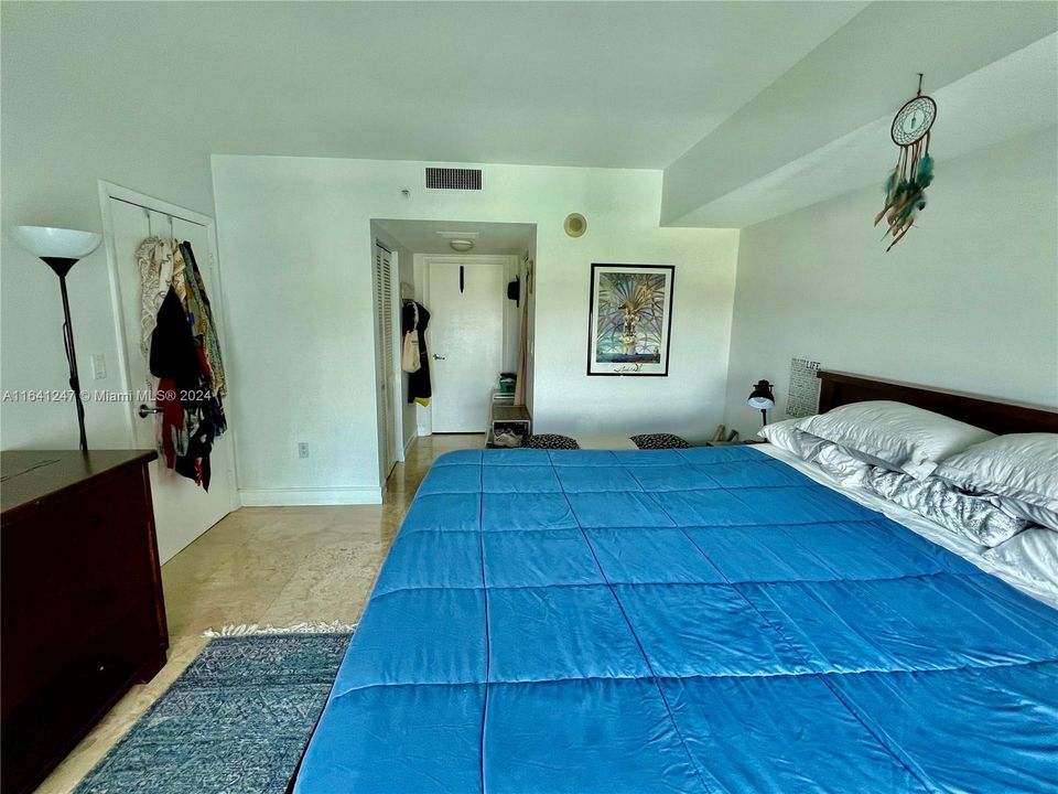 For Sale: $475,000 (1 beds, 1 baths, 842 Square Feet)