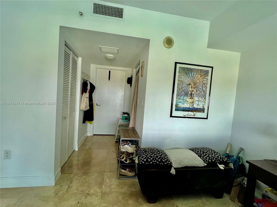 For Sale: $475,000 (1 beds, 1 baths, 842 Square Feet)