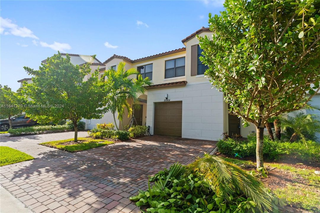 Active With Contract: $3,500 (3 beds, 2 baths, 1749 Square Feet)