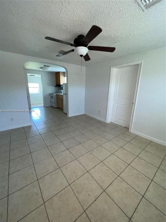 For Sale: $210,000 (2 beds, 1 baths, 966 Square Feet)