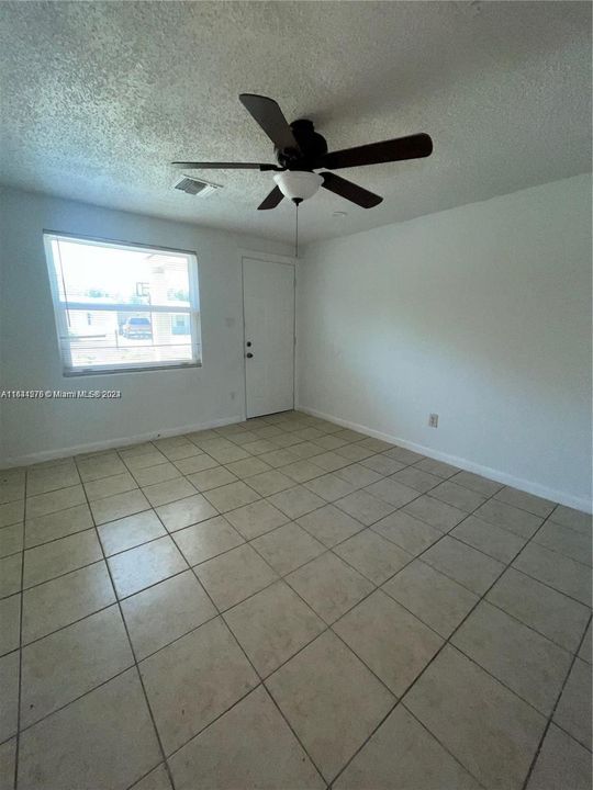 For Sale: $210,000 (2 beds, 1 baths, 966 Square Feet)