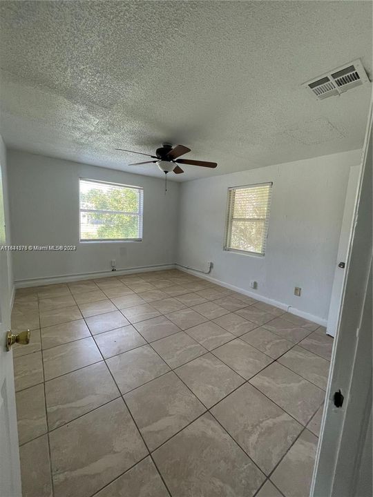 For Sale: $210,000 (2 beds, 1 baths, 966 Square Feet)