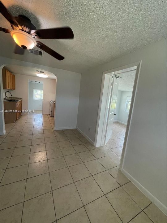 For Sale: $210,000 (2 beds, 1 baths, 966 Square Feet)