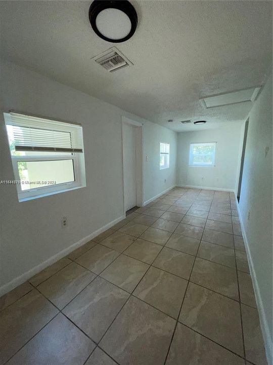 For Sale: $210,000 (2 beds, 1 baths, 966 Square Feet)