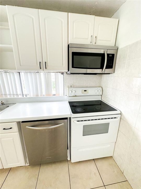 For Sale: $425,000 (2 beds, 2 baths, 894 Square Feet)